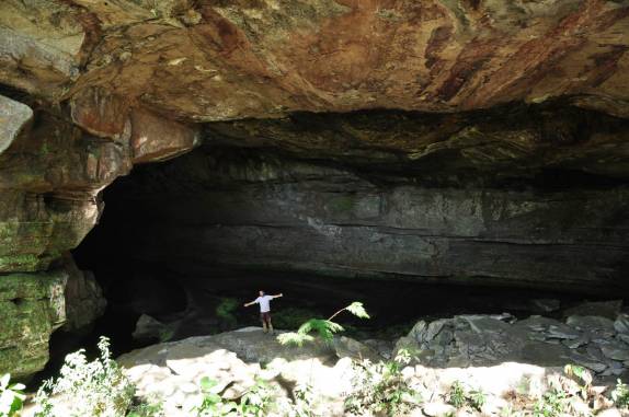 Entrada da Aroe-Jari, a maior caverna de arenito do Brasil, na Chapada dos Guimarães, no Mato Grosso